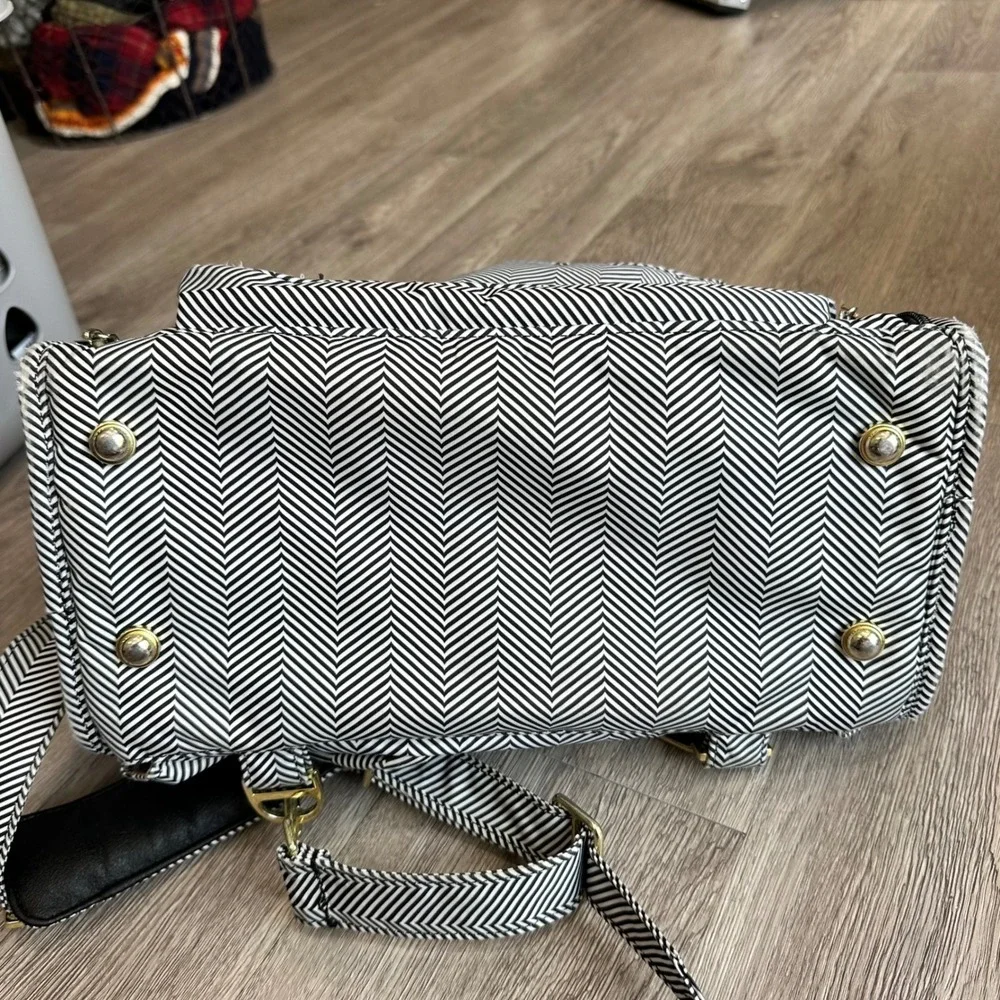 JuJuBe Black‎ and White Chevron Diaper Bag Messenger Shoulder Bag